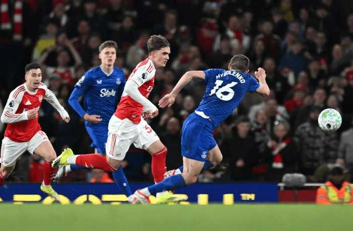 16岁小将道曼创英超最年轻进球纪录，球迷抢购其球衣